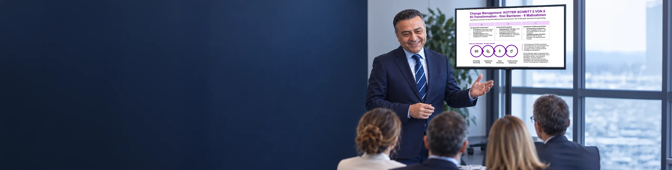 Djafar Moussavi präsentiert vor Publikum einen Vortrag zum Change Management